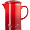 Le Creuset Holly Collectie Cafetière 800 Ml Aardewerk Kersrood 2 Le Creuset Holly Collectie Cafetière 800 Ml Aardewerk Kersrood -Thuiskeuken lc 20200602 zs ps fs 60706080601503 002