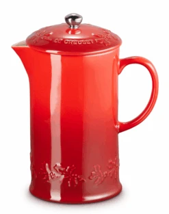 Le Creuset Holly Collectie Cafetière 800 Ml Aardewerk Kersrood 9 Le Creuset Holly Collectie Cafetière 800 Ml Aardewerk Kersrood -Thuiskeuken lc 20200612 zs ps fs 60706080601503 001