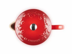 Le Creuset Holly Collectie Cafetière 800 Ml Aardewerk Kersrood 11 Le Creuset Holly Collectie Cafetière 800 Ml Aardewerk Kersrood -Thuiskeuken lc 20200612 zs ps fs 60706080601503 004