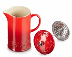 Le Creuset Holly Collectie Cafetière 800 Ml Aardewerk Kersrood 13 Le Creuset Holly Collectie Cafetière 800 Ml Aardewerk Kersrood -Thuiskeuken lc 20200612 zs ps fs 60706080601503 007