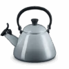 Le Creuset Kone Fluitketel 1,6 Liter Staal Mist Grey -Thuiskeuken lc 20201215 zs ps fs 40101025410000 001