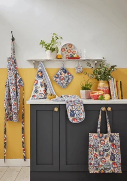 Ulster Weavers Mediterranean Plates Lange Pannenlap Blauw -Thuiskeuken mediterranean plates main klein 1