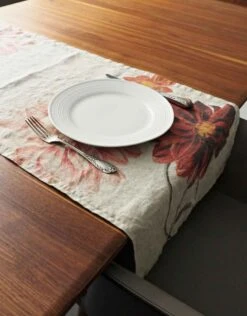 Oldenhof Dahlia Tafelloper 46 X 136 Cm Linnen -Thuiskeuken red floral farmhous table runner linoroom 7