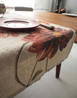Oldenhof Dahlia Tafelloper 46 X 136 Cm Linnen -Thuiskeuken red floral linen table runner linoroom 2