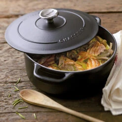 Chasseur Braadpan 6,1 Liter ø 28 Cm Gietijzer Mat Zwart -Thuiskeuken round casserole life02 2