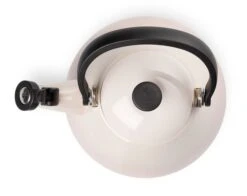 Le Creuset Kone Fluitketel 1,6 Liter Staal Shell Pink 7 Le Creuset Kone Fluitketel 1,6 Liter Staal Shell Pink -Thuiskeuken rs8933 lc 20190711 th ps 0652 2 scr