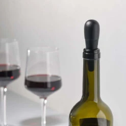 Zone Denmark Egg Wijnstop 6,4 Cm Kunststof Zwart -Thuiskeuken zone denmark rocks weinverschluss egg schwarz ambiente